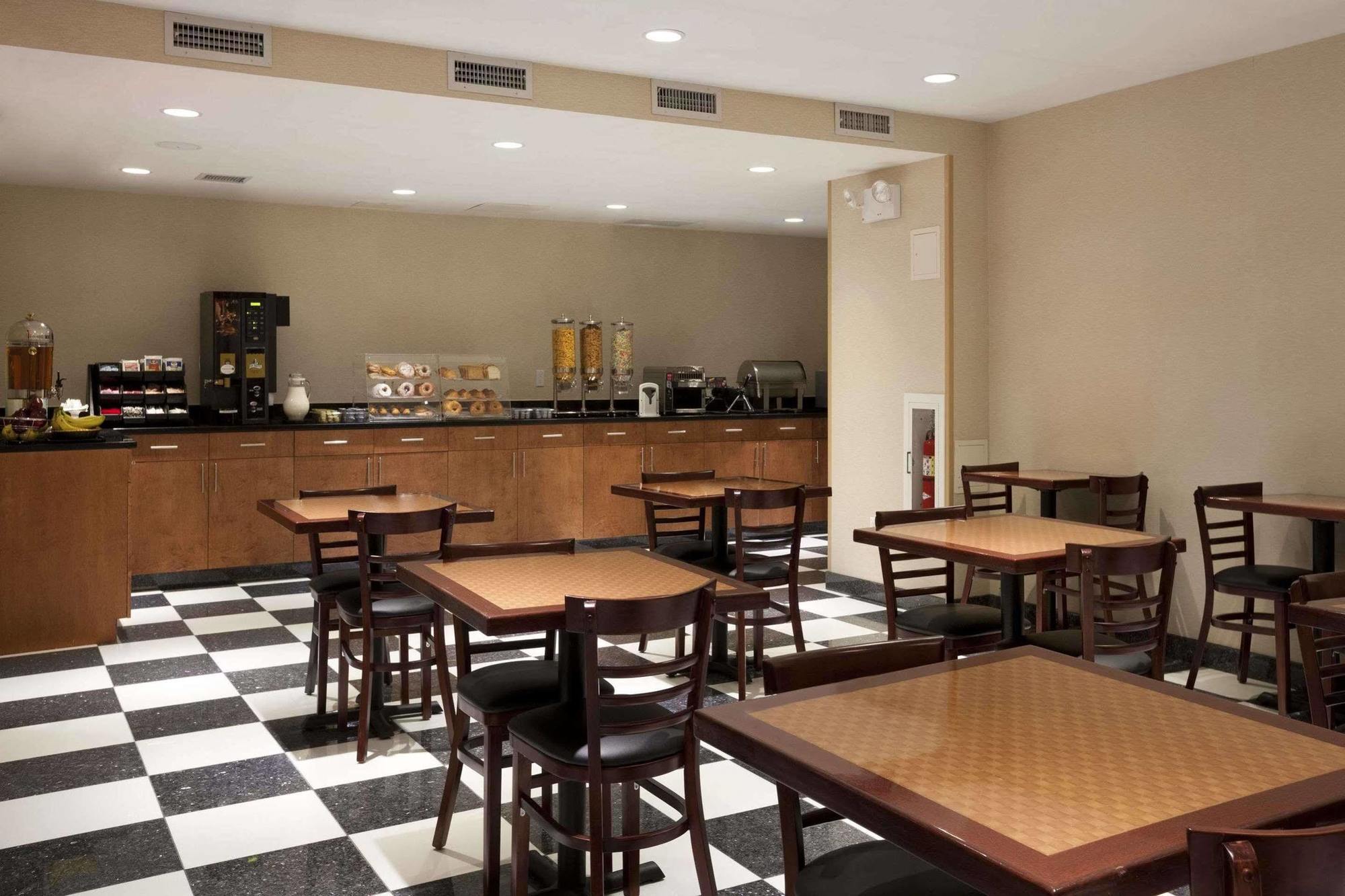 Howard Johnson By Wyndham Jamaica Ny Near Airtrain Jfk ニューヨーク エクステリア 写真